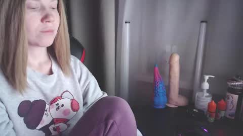 I have new photos come and see with love Molly online show from 6, 1, 2025
