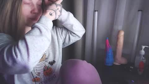 I have new photos come and see with love Molly online show from 8, 1, 2025