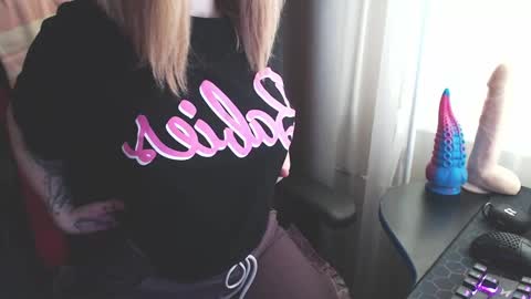 I have new photos come and see with love Molly online show from 18, 1, 2025