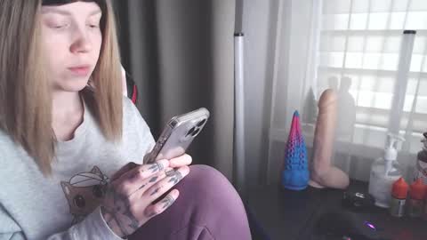 I have new photos come and see with love Molly online show from 25, 1, 2025