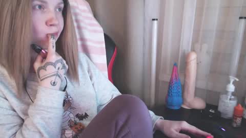 I have new photos come and see with love Molly online show from 25, 1, 2025