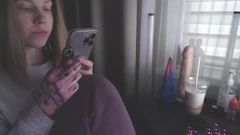 I have new photos come and see with love Molly online show from 27, 1, 2025
