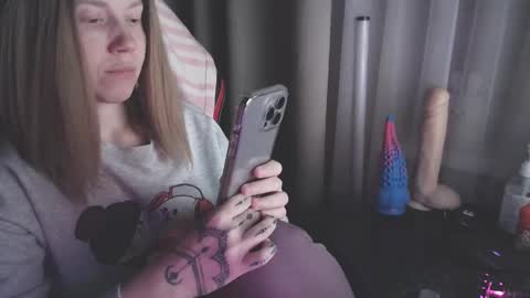 I have new photos come and see with love Molly online show from 28, 1, 2025