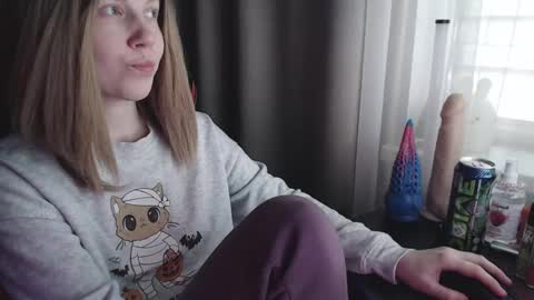 I have new photos come and see with love Molly online show from 9, 3, 2025