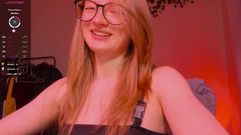 Snapshot of mollytucker chatting on 28, 10, 2025 mollytucker online show from 28, 10, 2025