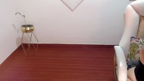 Snapshot of mom_xxx chatting on 10, 12, 2024 Sara online show from 10, 12, 2024