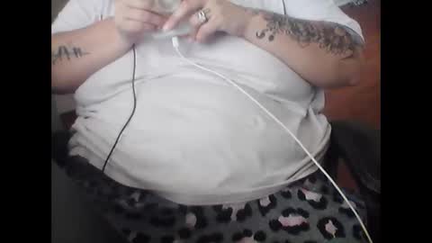 Snapshot of mommamia16 chatting on 28, 10, 2025 Mia online show from 28, 10, 2025