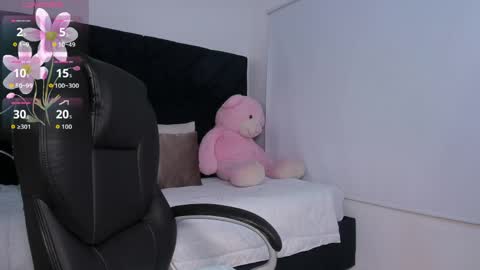 Momo  online show from 30, 4, 2026