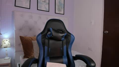 Momo  online show from 18, 5, 2026