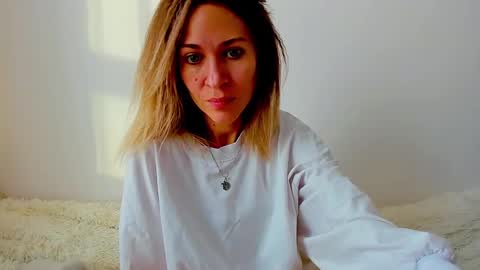Snapshot of mona_cruz chatting on 4, 1, 2025 Mona online show from 4, 1, 2025