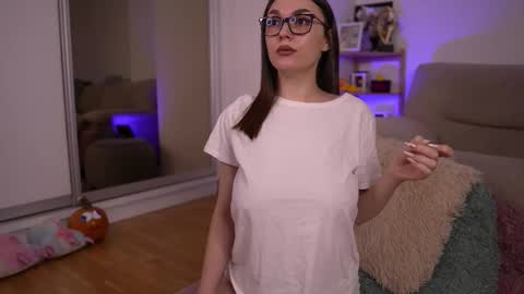 Snapshot of mona_lisss chatting on 25, 11, 2025 Mona Lisss online show from 25, 11, 2025