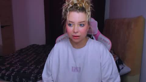 Snapshot of monalauu chatting on 30, 9, 2025 online show from 30, 9, 2025