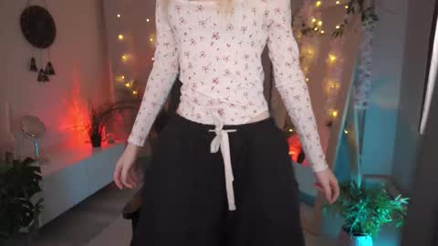 Snapshot of monicavelen chatting on 1, 10, 2025 Monica online show from 1, 10, 2025