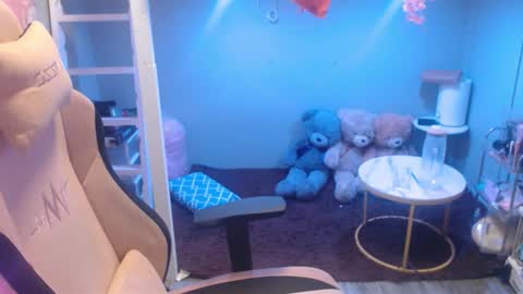 Snapshot of monstercockselfsuck chatting on 19, 11, 2025 ELYSE A SIMPLE GIRL online show from 19, 11, 2025