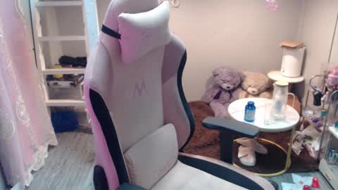 Snapshot of monstercockselfsuck chatting on 25, 11, 2025 ELYSE A SIMPLE GIRL online show from 25, 11, 2025