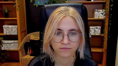 Snapshot of moon13152 chatting on 7, 12, 2024 Katrin online show from 7, 12, 2024