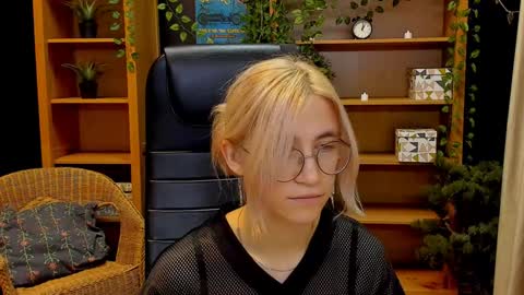 Snapshot of moon13152 chatting on 10, 12, 2024 Katrin online show from 10, 12, 2024