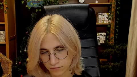 Snapshot of moon13152 chatting on 12, 12, 2024 Katrin online show from 12, 12, 2024