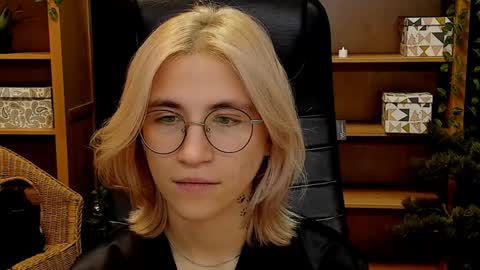 Snapshot of moon13152 chatting on 13, 12, 2024 Katrin online show from 13, 12, 2024