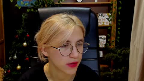 Snapshot of moon13152 chatting on 15, 12, 2024 Katrin online show from 15, 12, 2024