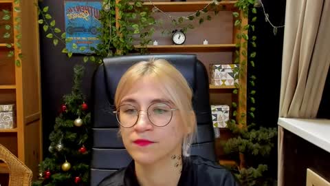 Snapshot of moon13152 chatting on 18, 12, 2024 Katrin online show from 18, 12, 2024