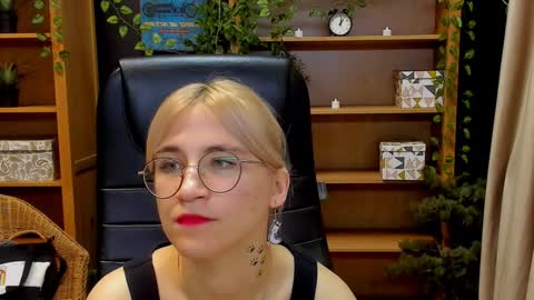 Snapshot of moon13152 chatting on 19, 12, 2024 Katrin online show from 19, 12, 2024