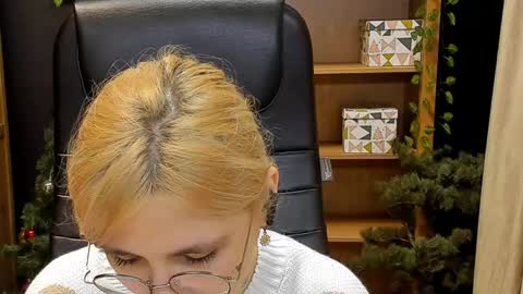 Snapshot of moon13152 chatting on 26, 12, 2024 Katrin online show from 26, 12, 2024