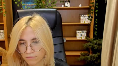 Snapshot of moon13152 chatting on 26, 12, 2024 Katrin online show from 26, 12, 2024