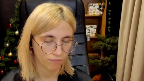 Snapshot of moon13152 chatting on 27, 12, 2024 Katrin online show from 27, 12, 2024