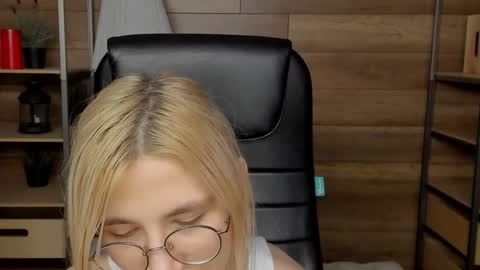 Snapshot of moon13152 chatting on 28, 12, 2024 Katrin online show from 28, 12, 2024