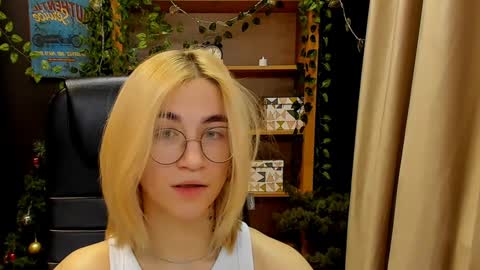 Snapshot of moon13152 chatting on 30, 12, 2024 Katrin online show from 30, 12, 2024