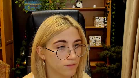 Snapshot of moon13152 chatting on 31, 12, 2024 Katrin online show from 31, 12, 2024