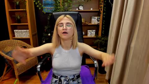 Snapshot of moon13152 chatting on 1, 1, 2025 Katrin online show from 1, 1, 2025