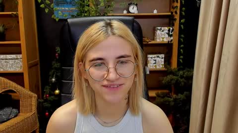 Snapshot of moon13152 chatting on 2, 1, 2025 Katrin online show from 2, 1, 2025