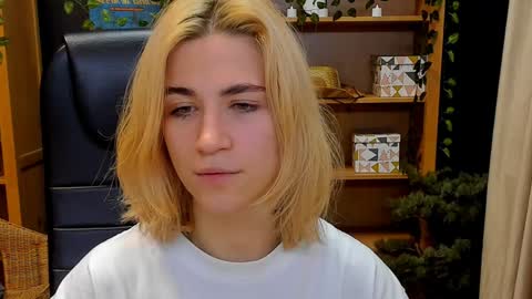 Snapshot of moon13152 chatting on 3, 1, 2025 Katrin online show from 3, 1, 2025