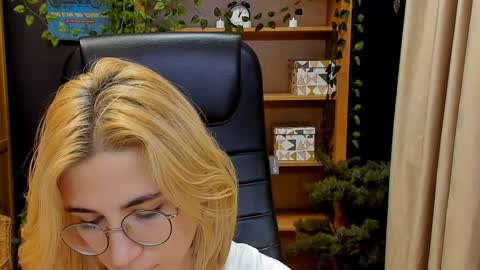 Snapshot of moon13152 chatting on 4, 1, 2025 Katrin online show from 4, 1, 2025