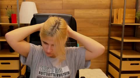 Snapshot of moon13152 chatting on 4, 1, 2025 Katrin online show from 4, 1, 2025