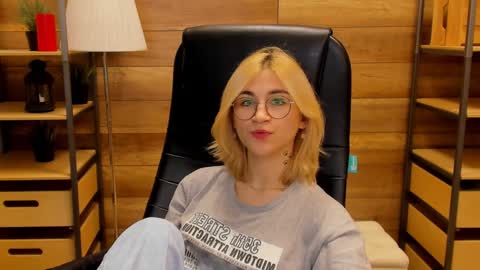 Snapshot of moon13152 chatting on 5, 1, 2025 Katrin online show from 5, 1, 2025