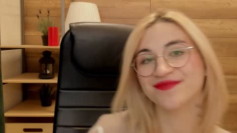 Snapshot of moon13152 chatting on 7, 1, 2025 Katrin online show from 7, 1, 2025