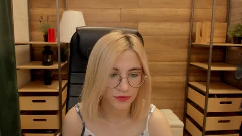 Snapshot of moon13152 chatting on 8, 1, 2025 Katrin online show from 8, 1, 2025