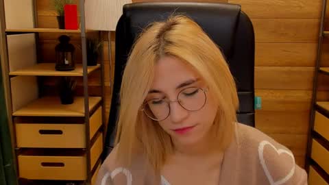 Snapshot of moon13152 chatting on 8, 1, 2025 Katrin online show from 8, 1, 2025