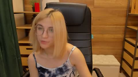 Snapshot of moon13152 chatting on 9, 1, 2025 Katrin online show from 9, 1, 2025