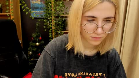 Snapshot of moon13152 chatting on 10, 1, 2025 Katrin online show from 10, 1, 2025