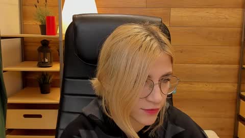 Snapshot of moon13152 chatting on 11, 1, 2025 Katrin online show from 11, 1, 2025