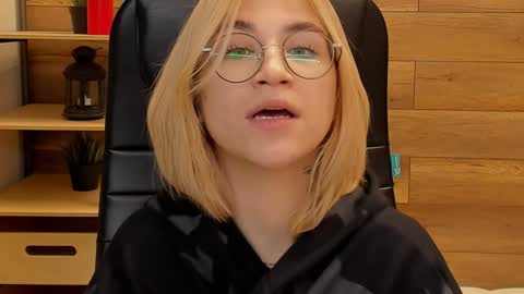 Snapshot of moon13152 chatting on 12, 1, 2025 Katrin online show from 12, 1, 2025