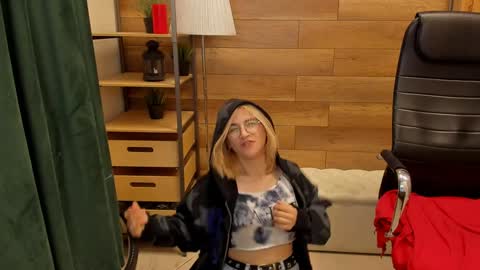 Snapshot of moon13152 chatting on 12, 1, 2025 Katrin online show from 12, 1, 2025