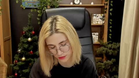 Snapshot of moon13152 chatting on 19, 1, 2025 Katrin online show from 19, 1, 2025