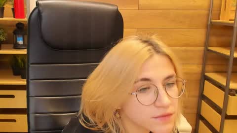 Snapshot of moon13152 chatting on 22, 1, 2025 Katrin online show from 22, 1, 2025