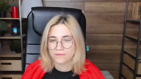 Snapshot of moon13152 chatting on 23, 1, 2025 Katrin online show from 23, 1, 2025