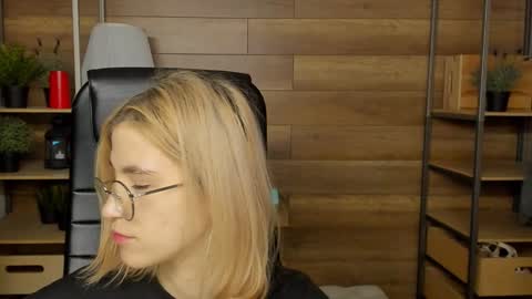 Snapshot of moon13152 chatting on 23, 1, 2025 Katrin online show from 23, 1, 2025